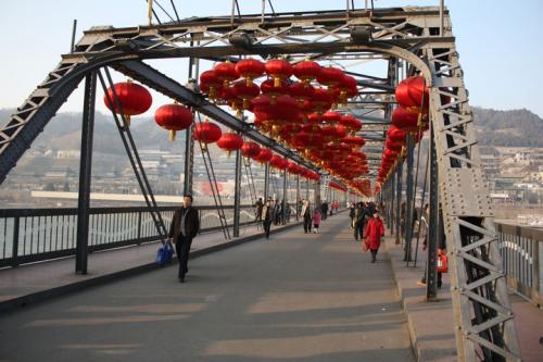 甘粛省蘭州市を流れる黄河に架かる、１１０歳を超える長い歴史を持つ中山橋(何さん特別編)